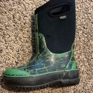 Boys size 10 bogs